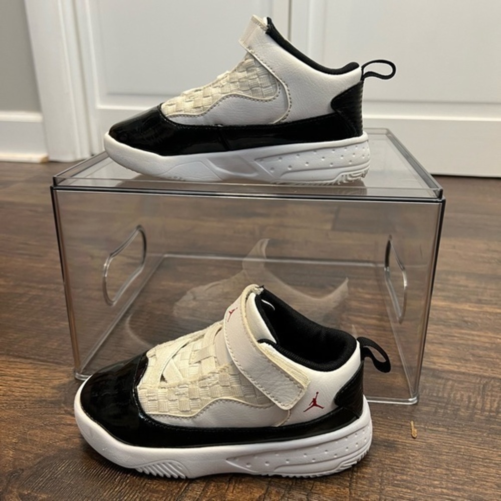 Nike Jordan Max Aura 2TD Size Kids 9C Color Black,White And Red